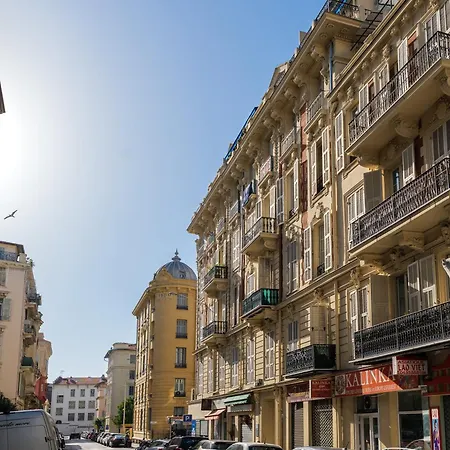 Jolie Duplex Avec Patio *